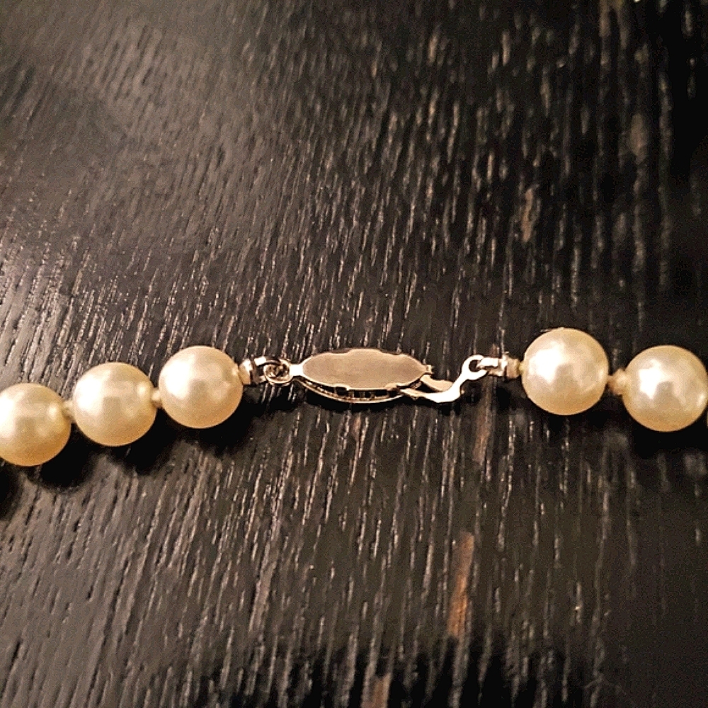 🤍Beautiful White Pearl Necklace🤍 - Picture 3 of 5